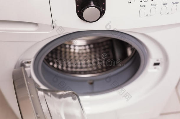 洗衣机高角度视图