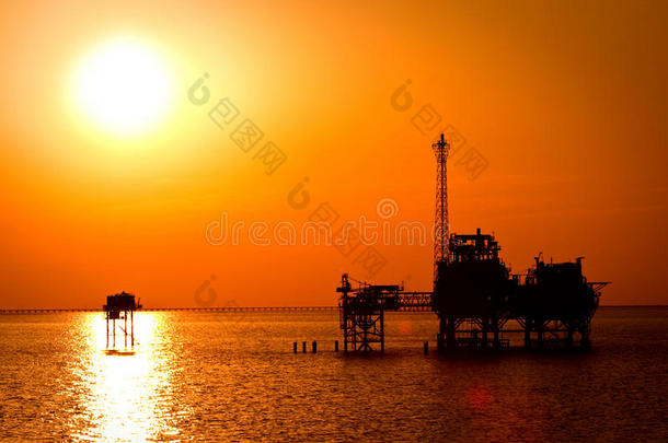 夕阳下的石油钻井平台