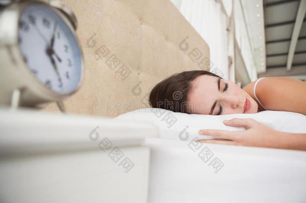 漂亮的黑发女人躺在床上睡觉