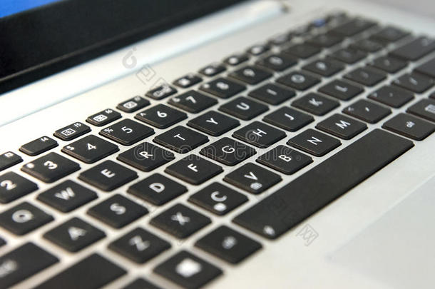 白色笔记本电脑键盘和黑色按键特写