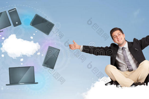 坐在云上享受云网络服务的快乐商人