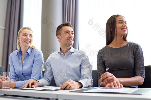 微笑的商务人士在办公室开会