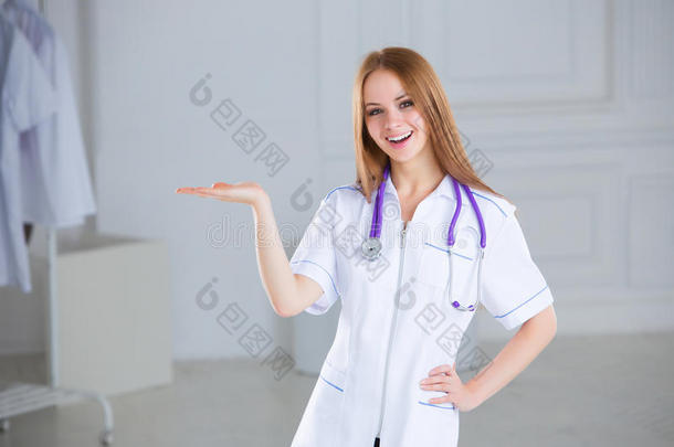 在白色背景上，友好、微笑自信的女医生、医疗保健专业人士的特写肖像。病人就诊