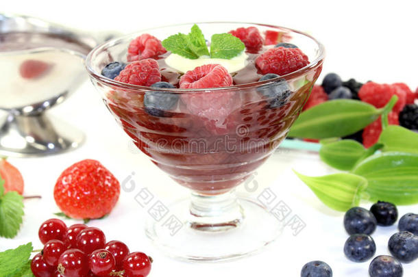 红果果冻配奶油冻和覆盆子