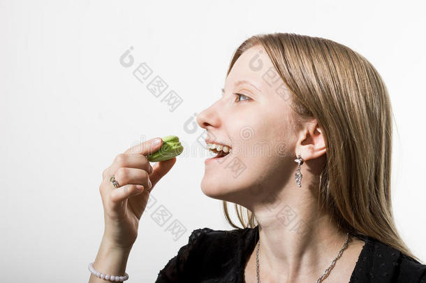 一个女孩吃饼干。