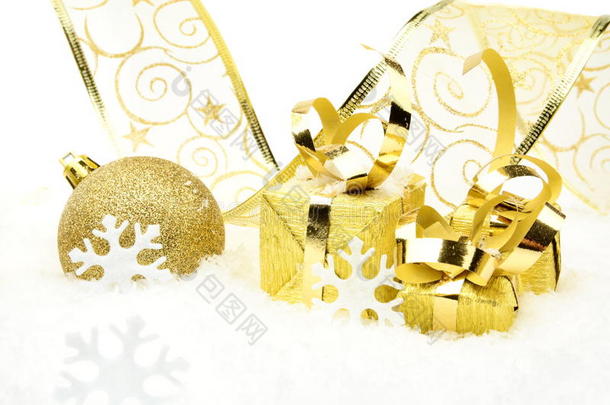 金色圣诞饰品、礼物、雪花，雪花上有金色丝带