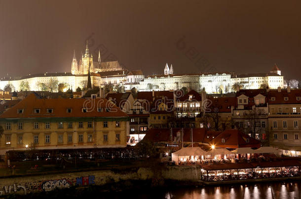 布拉格夜景，捷克共和国：赫拉德卡尼，城堡和圣维图斯大教堂。