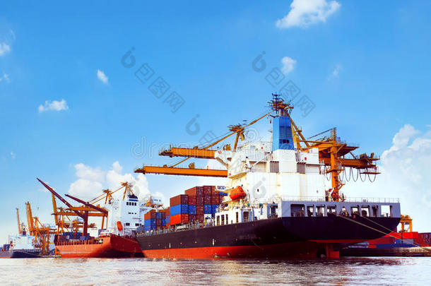 集装箱船在港口货物码头用码头起重机工具