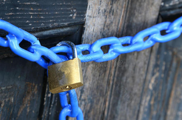 一个蓝色链子的大挂锁，门是关着的