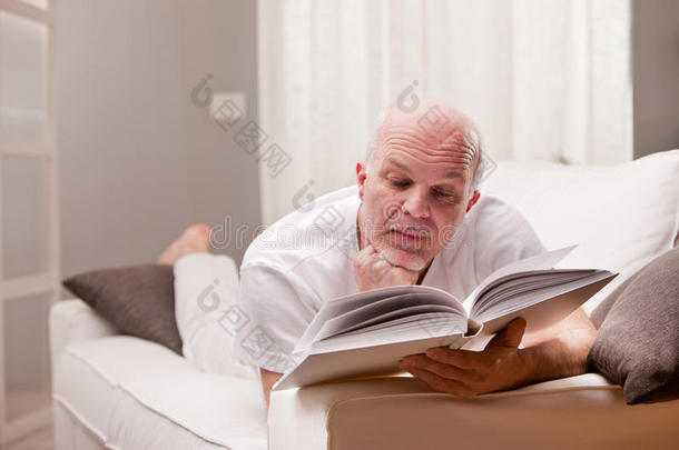 男人在沙发上看书