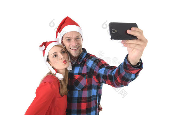 恋爱中的年轻<strong>情侣圣诞节</strong>自拍手机照