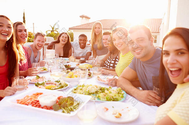 一群年轻人在享受户外夏日<strong>大餐</strong>