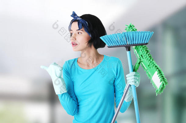 快乐的<strong>清洁女工</strong>展示复印空间。