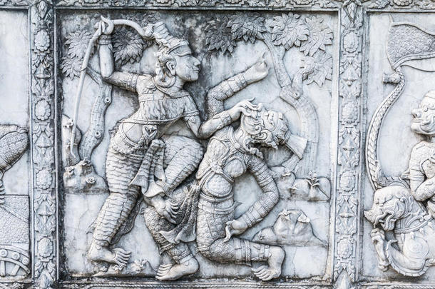传统泰式灰泥艺术的杰作古老的关于罗摩衍那的故事在wat panan choeng寺庙的寺庙装饰墙上的故事，a