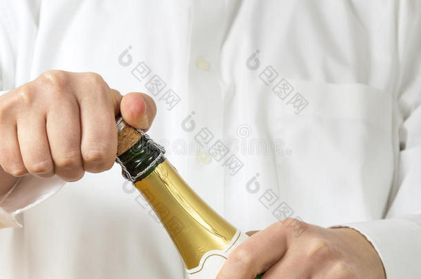 服务员打开一瓶香槟