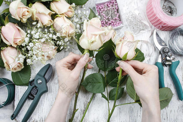在工作的花匠。做粉红玫瑰花的女人。
