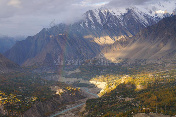 早上的彩虹，罕萨山谷，巴基斯坦