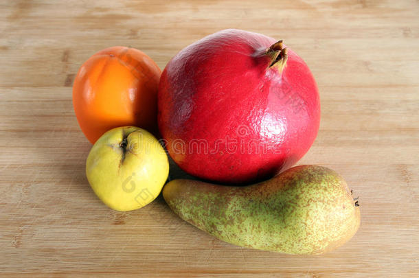 秋季水果：石榴、柿子、木瓜、梨