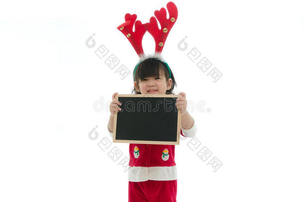 可爱的亚洲<strong>宝宝</strong>穿着圣诞老人的<strong>服装</strong>拿着黑板