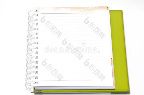空白螺旋笔记本，白纸隔离在白色背景上