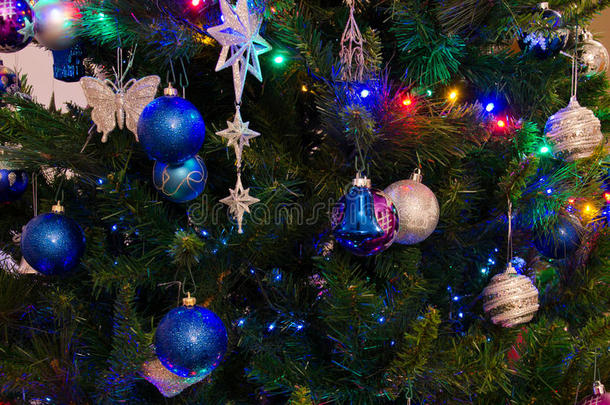 有装饰和灯的圣诞树