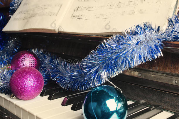 圣诞装饰品放在钢琴上。