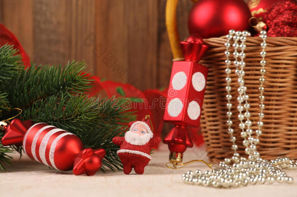 圣诞装饰品和圣诞老人在冷杉树枝附近
