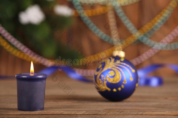 圣诞玩具蓝<strong>球</strong>和蜡烛