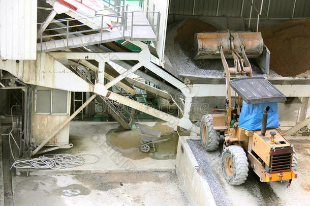 轮式装载机在施工现场卸砂、施工