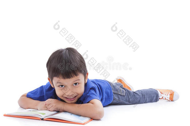 小男孩躺在地板上看书