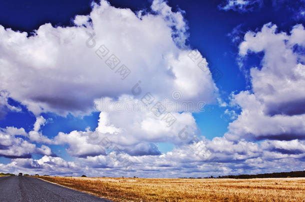 非常近距离观看公路和田野的美景，天空阴云密布