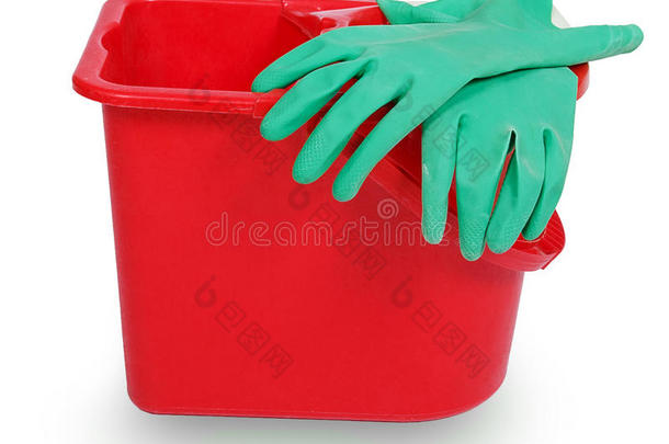 红色塑料桶和绿色橡胶手套