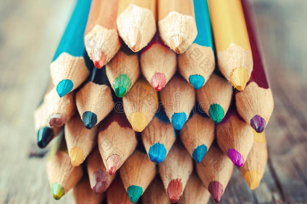 旧桌子上的彩色<strong>绘图铅笔</strong>。 老式风格化的形象。