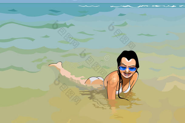 戴着墨镜微笑的女孩躺在沙滩上的水里