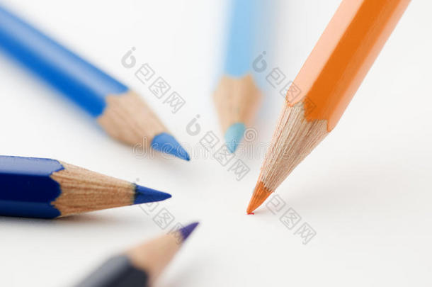 四支蓝铅笔和一支橙色铅笔