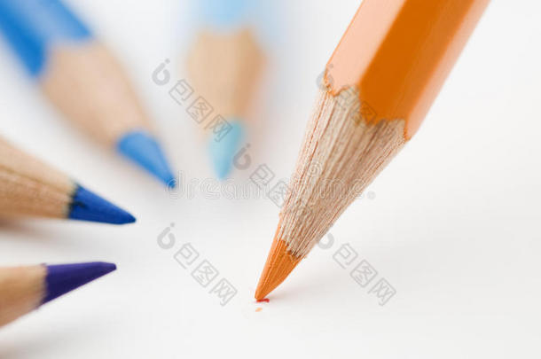 三<strong>支</strong>蓝<strong>铅笔</strong>和<strong>一支</strong>橙色<strong>铅笔</strong>