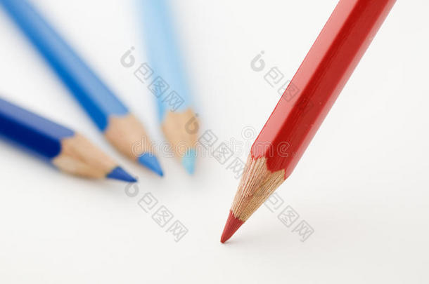 三支蓝铅笔和一支红铅笔