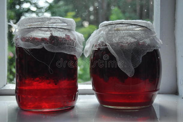 农舍的窗台上放着一罐罐红醋栗果酱。