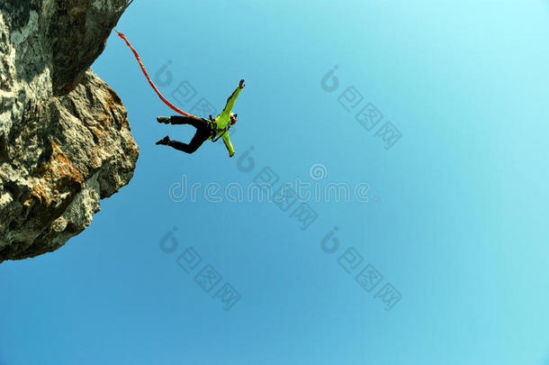 从悬崖上跳下去绳子。蹦极跳跃的