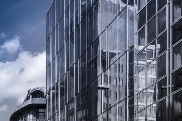 商业建筑在玻璃幕墙中的倒影，法兰克福，通用电气