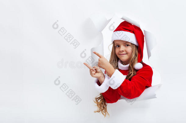 穿着圣诞老人服装的女孩指着复制空间