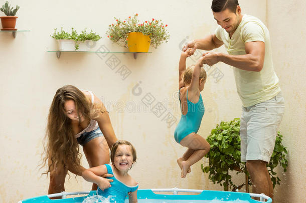 一家人在露台的游泳池里玩耍
