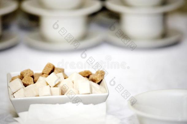 红白精制糖放在方碗里，有一排杯子