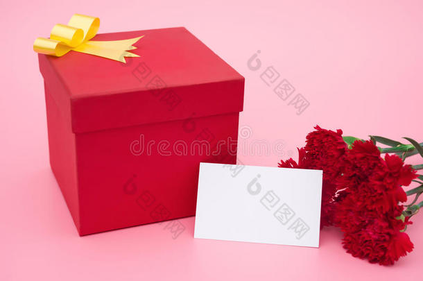<strong>红色</strong>礼品盒和<strong>红色康乃馨</strong>与空白卡片