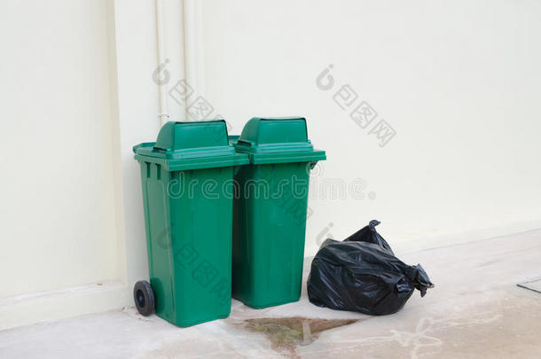 绿色垃圾桶和黑色垃圾袋
