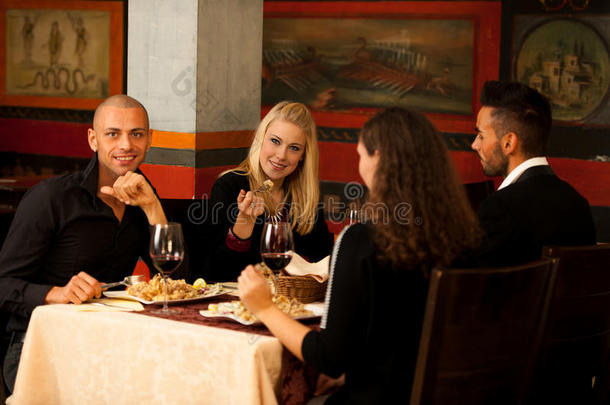 年轻人在餐厅吃海鲜晚餐，喝葡萄酒