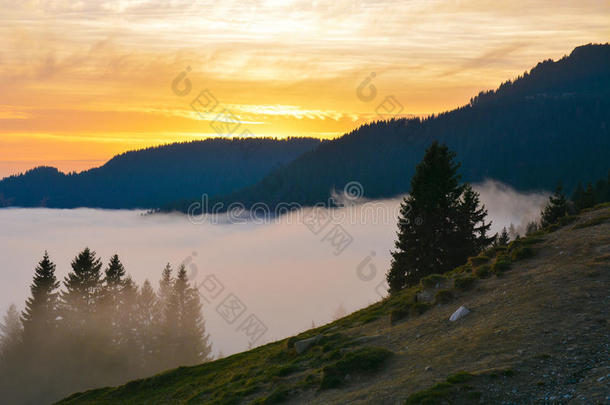 高山全景高海拔，有小山和橙色的天空