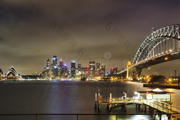 悉尼cbd大桥码头泛黑