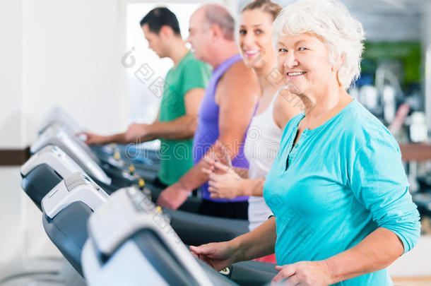 一群老年人在健身房跑步机上