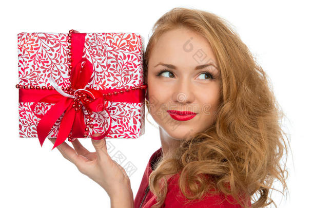 圣诞礼物女人带着包装好的圣诞礼物微笑着